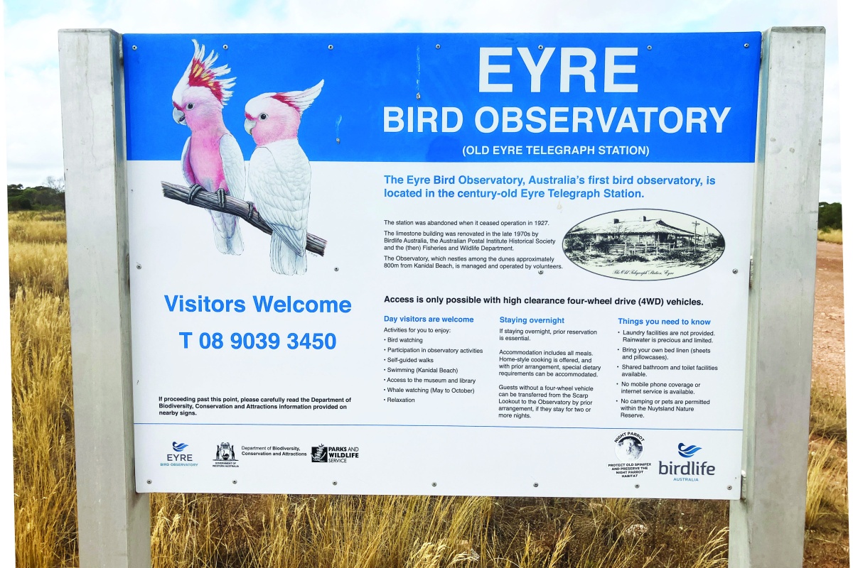 Eyre Highway signage marking the turn off to the observatory