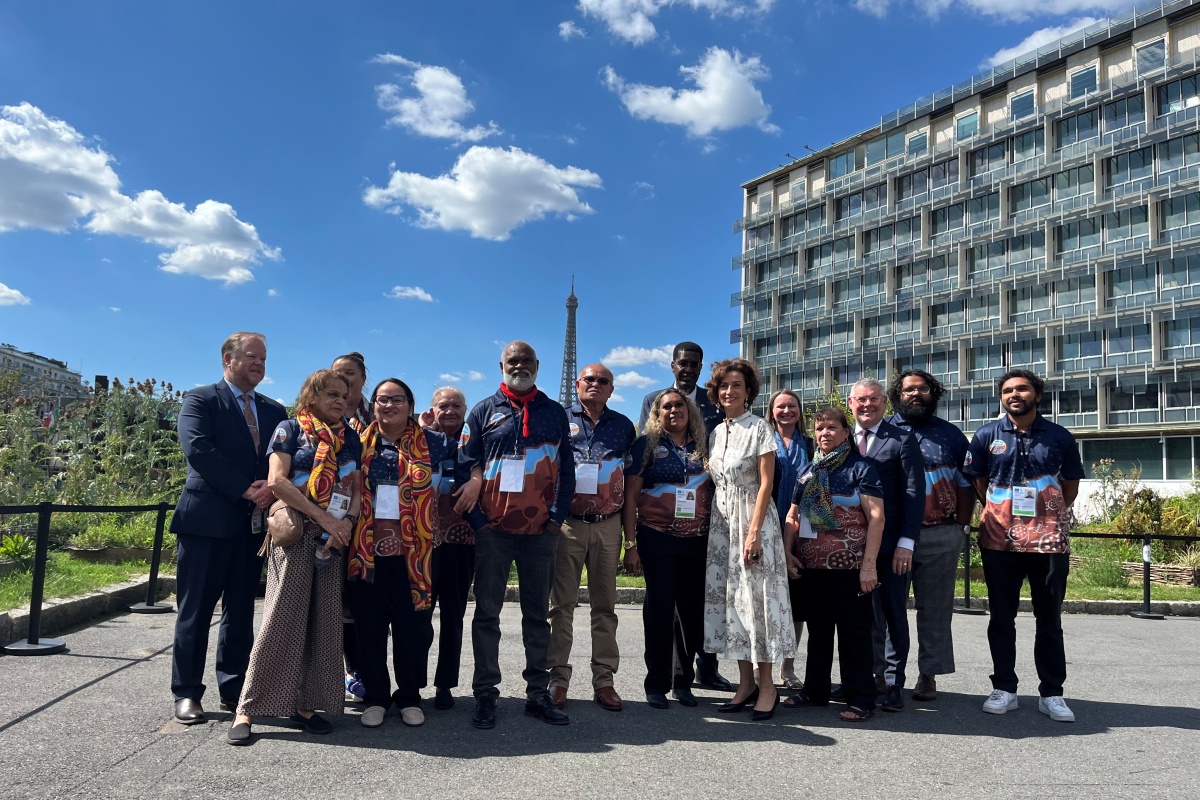 The Hon. Matthew Swinbourn; Janice Brettner; Amy Stevens; Trevena Hicks Phillips; Nellie Connors; Peter Jeffries; Peter Hicks; Belinda Churnside; Director, World Heritage Centre Lazare Assomo; UNESCO Director-General Audrey Azoulay; Australian Ambassador to UNESCO, Greer Alblas; Joan Hicks; the Hon Murray Watt; Caleb Pitt-Cook; Malik Churnside. Photo – DCCEEW