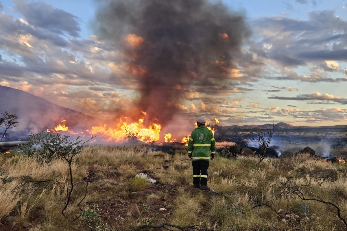 Parks and Wildlife Service staff and Yindjibarndi rangers carrying out prescribed burning in Millstream Chichester National Park. Photo – DBCA 