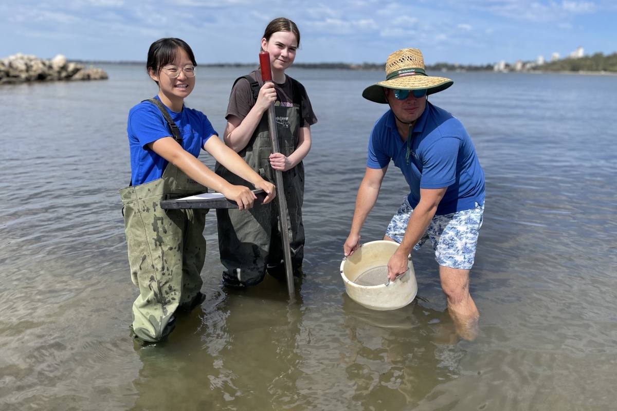 Ruth Lim and Emily Stout with their university supervisor Dr James Tweedley. Photo – Kerry Trayler/DBCA